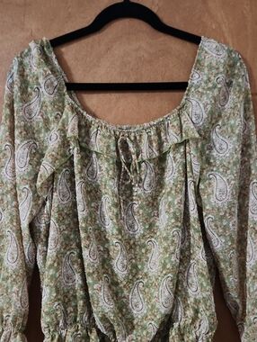 DR2 Swmi Sheer Sage Green Paisley Ruffle-Neck Blouse Size Medium